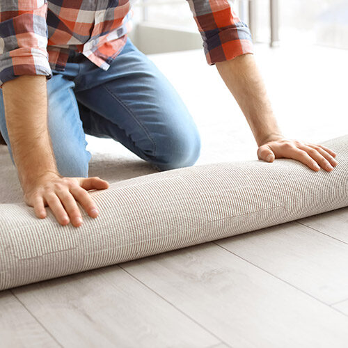 Man installing carpet | Howmar Carpet Inc